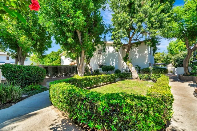 $409,000 | 18601 Collins Street, Unit D17, Tarzana, CA 91356