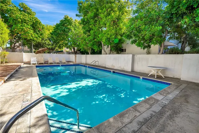 $409,000 | 18601 Collins Street, Unit D17, Tarzana, CA 91356