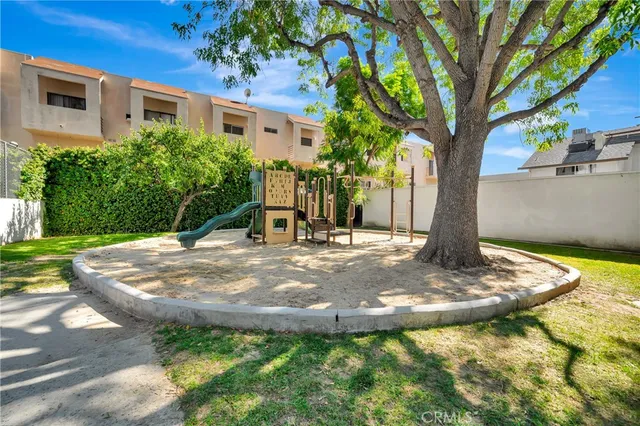$409,000 | 18601 Collins Street, Unit D17, Tarzana, CA 91356