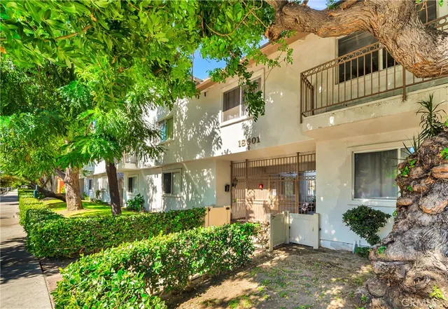 $409,000 | 18601 Collins Street, Unit D17, Tarzana, CA 91356