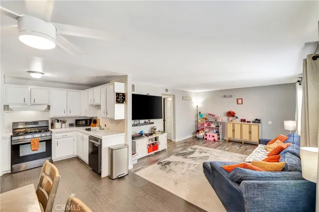 $409,000 | 18601 Collins Street, Unit D17, Tarzana, CA 91356