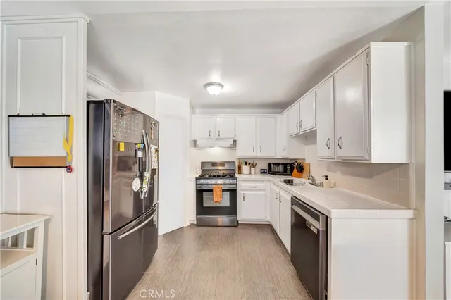 $409,000 | 18601 Collins Street, Unit D17, Tarzana, CA 91356