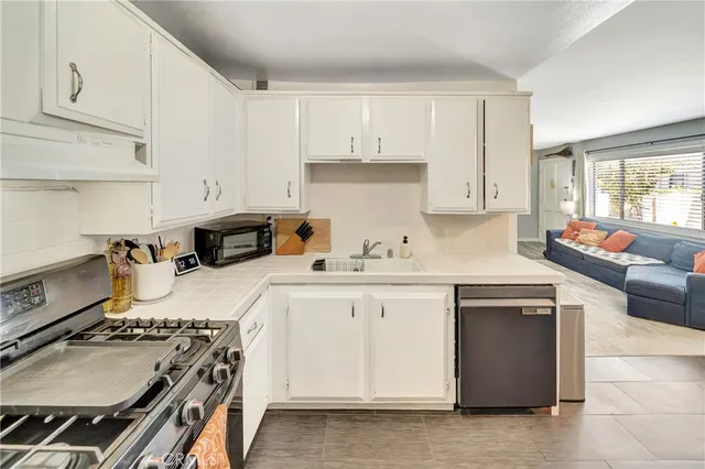 $409,000 | 18601 Collins Street, Unit D17, Tarzana, CA 91356