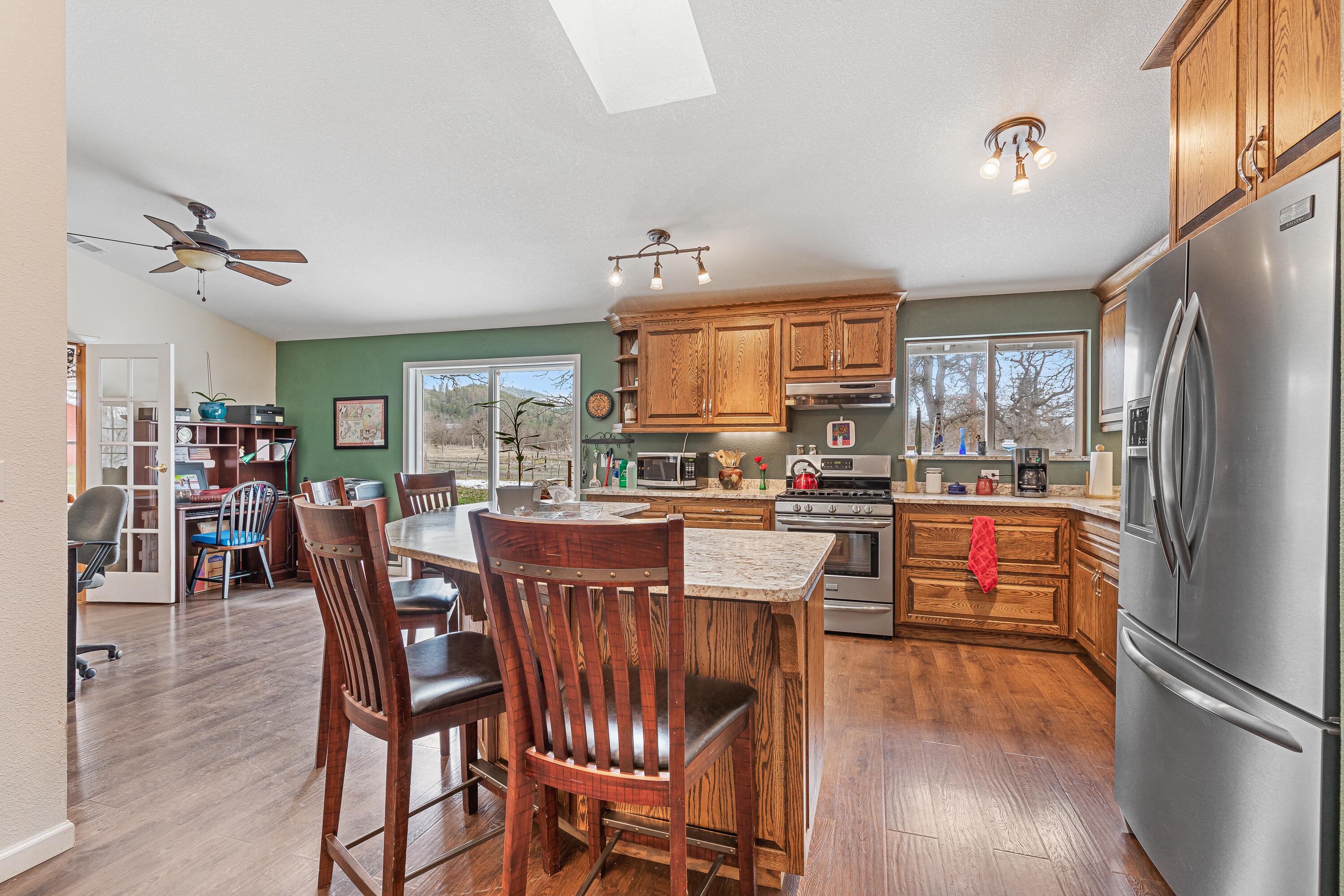 11001 Meadows Road White City, OR 97503 - Photo 11 of 60 9R9A6277