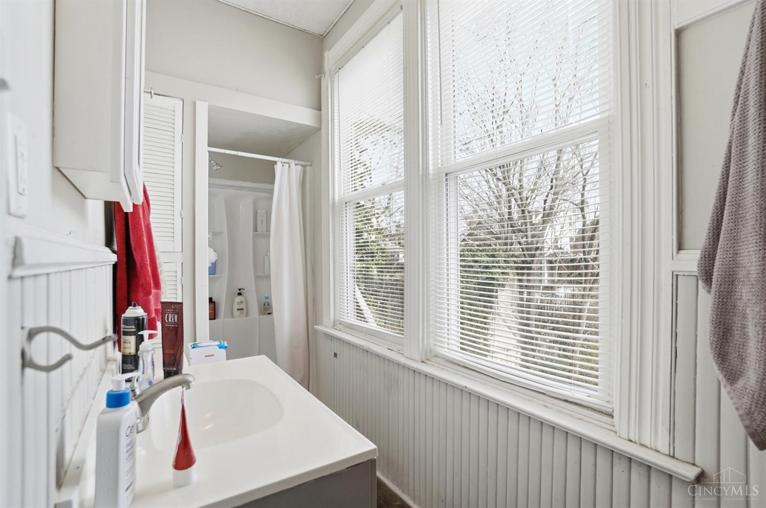 46 Graham Street Cincinnati, OH 45219 - Photo 8 of 22 Second floor full bathroom