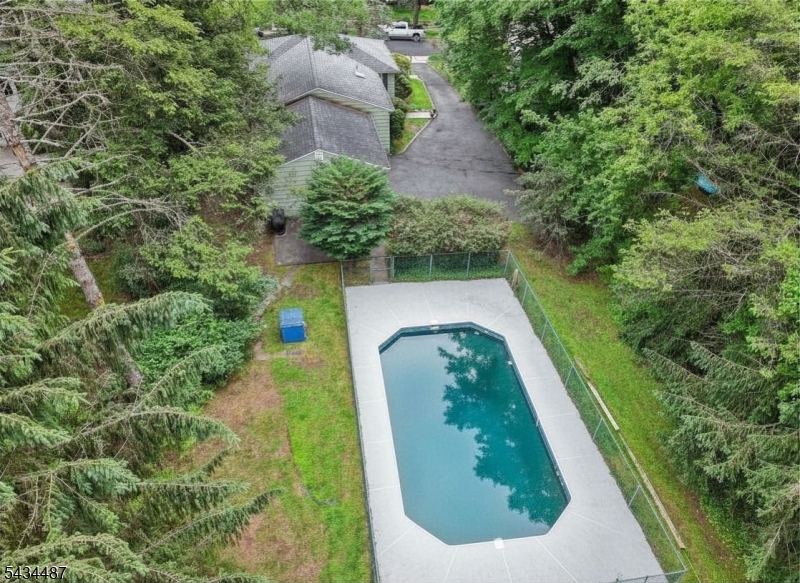 137 Beekman Road Summit, NJ 07901 - Photo 6 of 44
