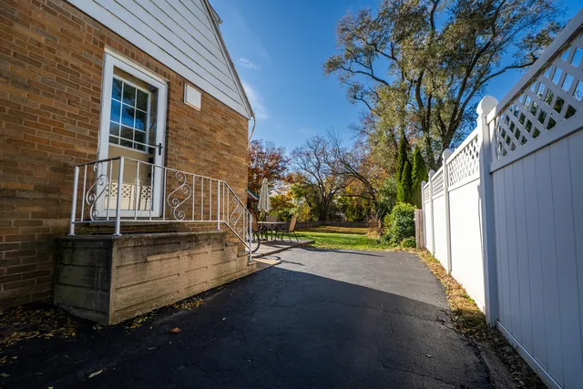 a view of a backyard with pathway
