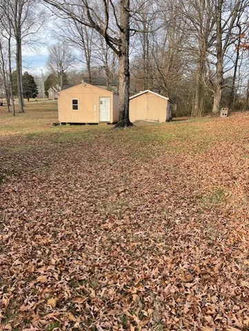 a view of yard with a white house