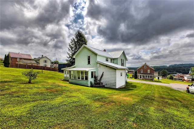a view of a house with a yard