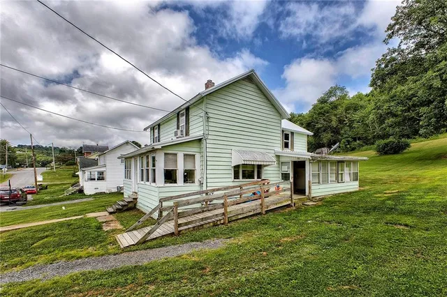 a view of a house with a backyard