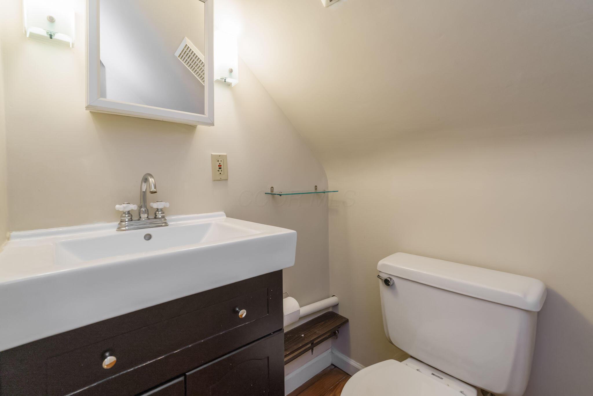 908 Vernon Road Columbus, OH 43209 - Photo 30 of 36 1/2 Bath on second floor