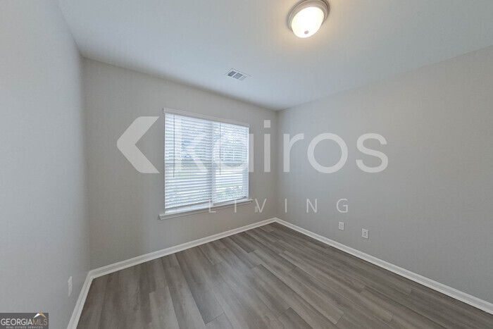 105 Colonial Way Springfield, GA 31329 - Photo 4 of 30 an empty room with a window