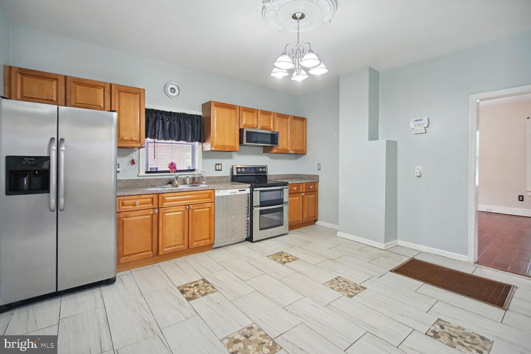 10112 Brandywine Road Clinton, MD 20735 - Photo 8 of 25 Country eat-in kitchen.