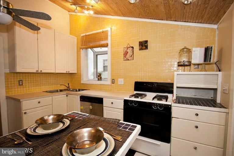 6015 Pinehurst Road Baltimore, MD 21212 - Photo 12 of 25 Kitchen