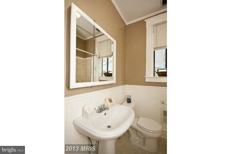 6015 Pinehurst Road Baltimore, MD 21212 - Photo 20 of 25 Bath
