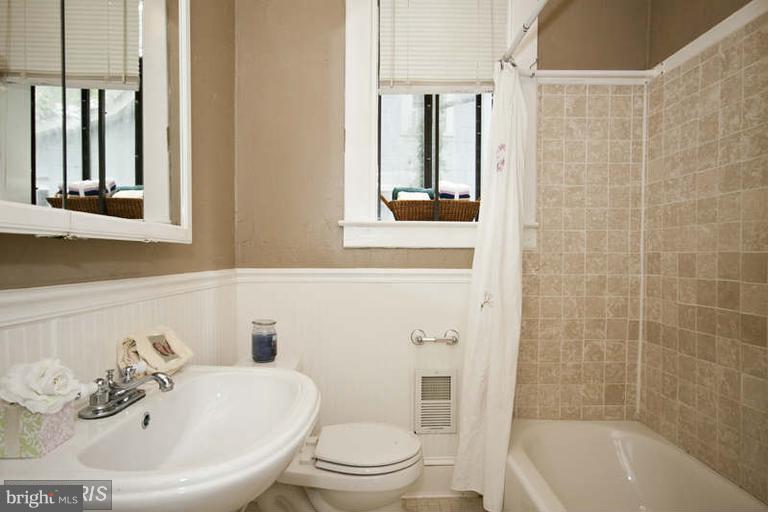 6015 Pinehurst Road Baltimore, MD 21212 - Photo 21 of 25 Bath