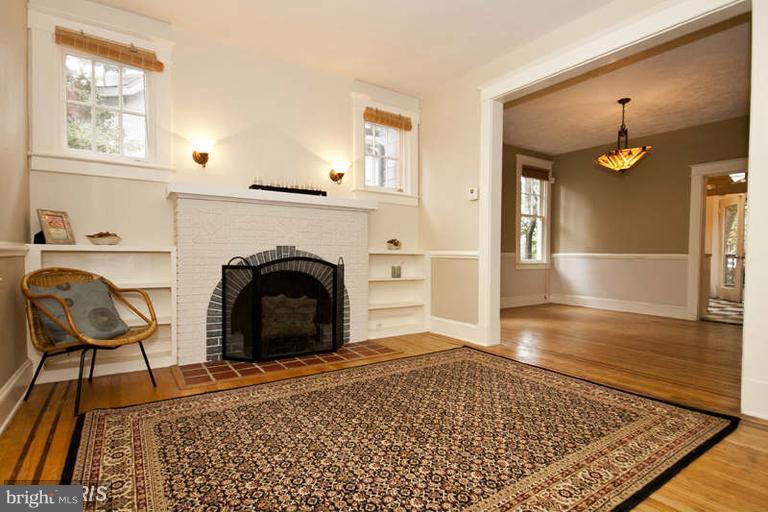 6015 Pinehurst Road Baltimore, MD 21212 - Photo 4 of 25 Living Room