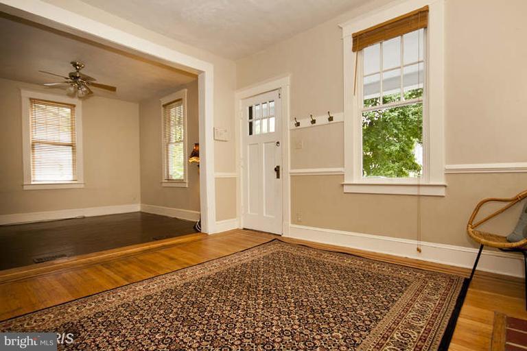 6015 Pinehurst Road Baltimore, MD 21212 - Photo 5 of 25 Living Room