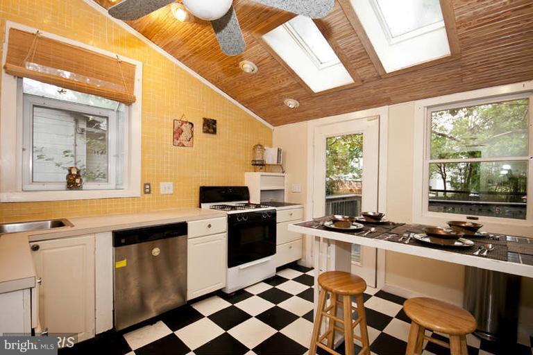 6015 Pinehurst Road Baltimore, MD 21212 - Photo 8 of 25 Kitchen