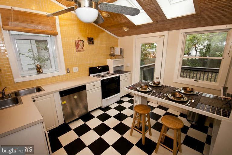 6015 Pinehurst Road Baltimore, MD 21212 - Photo 9 of 25 Kitchen