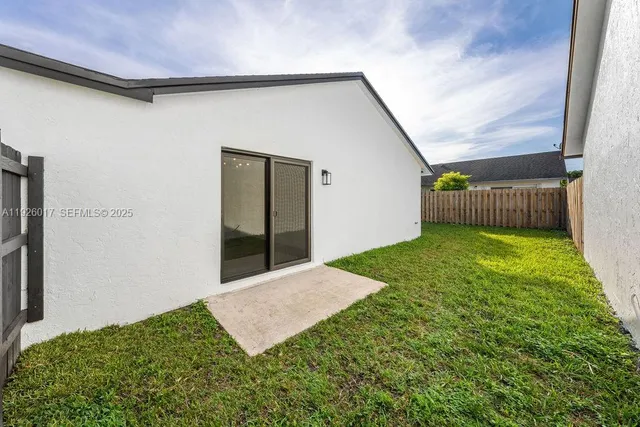 a view of a house with backyard and garden