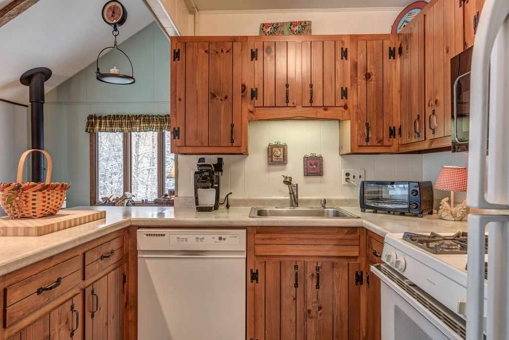 106 Fernwood Road Stoddard, NH 03464 - Photo 13 of 40