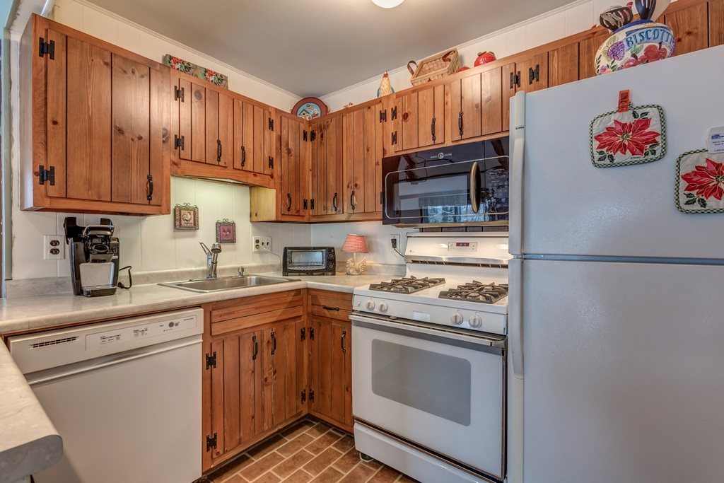 106 Fernwood Road Stoddard, NH 03464 - Photo 15 of 40