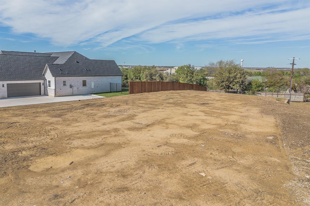 a view of an house with backyard and bushes