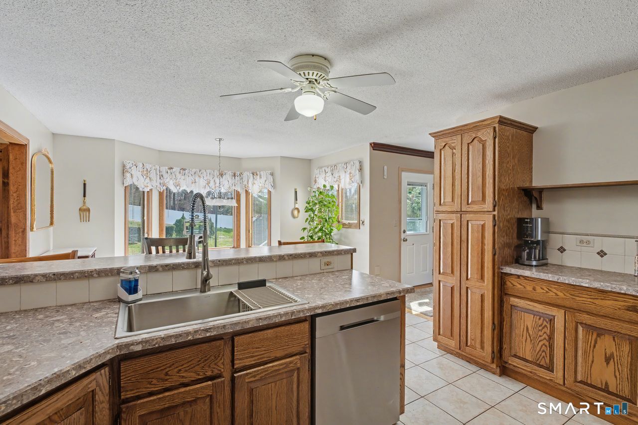 13 Fitzmaurice Circle Windsor, CT 06095 - Photo 15 of 40