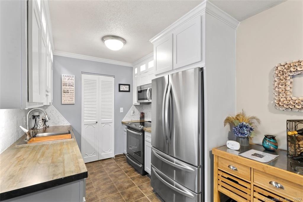 84 Buddington Road, Unit 5 Groton, CT 06340 - Photo 1 of 1