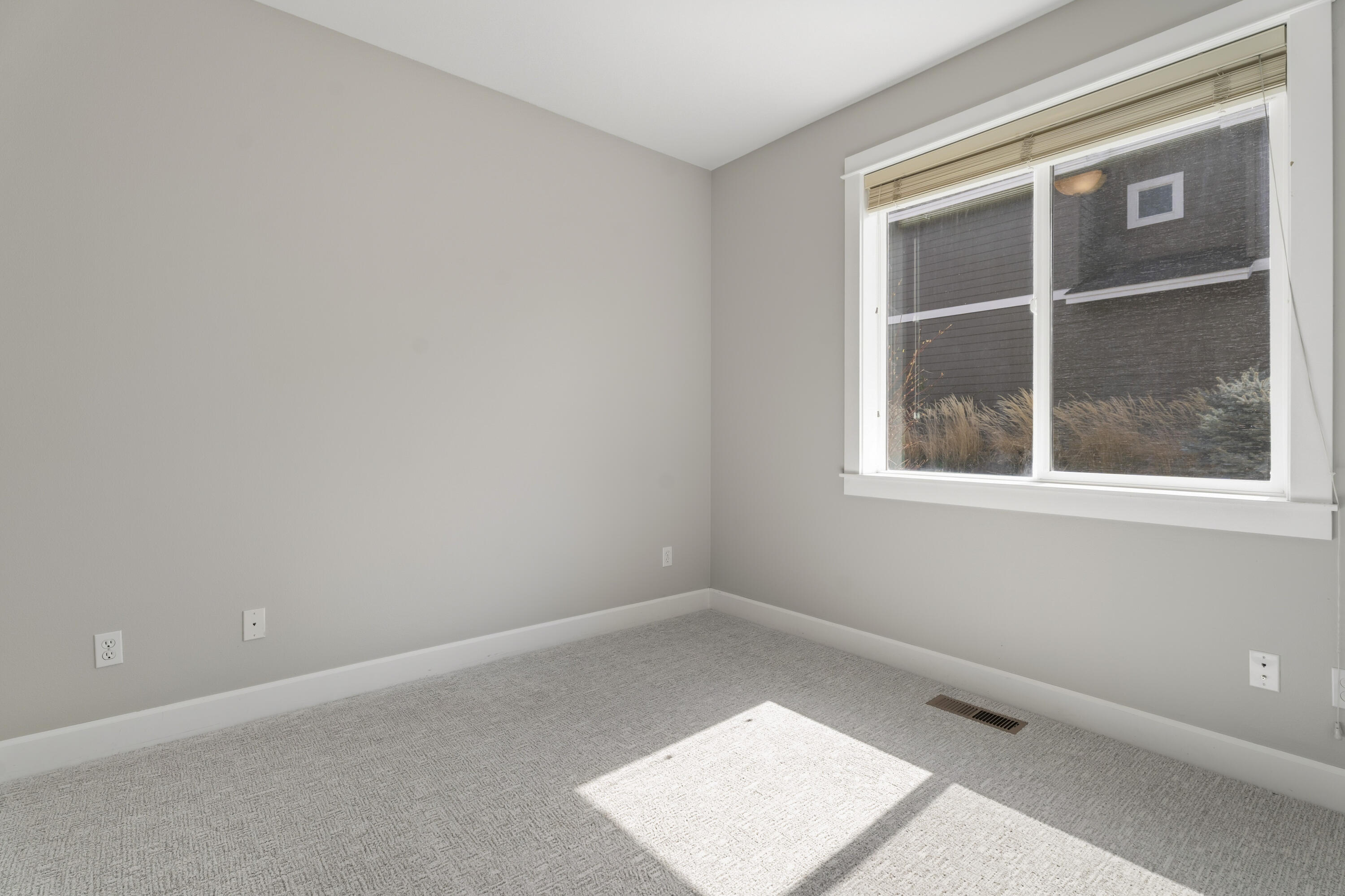61425 Davis Lake Loop Bend, OR 97702 - Photo 21 of 51 48-Bedroom