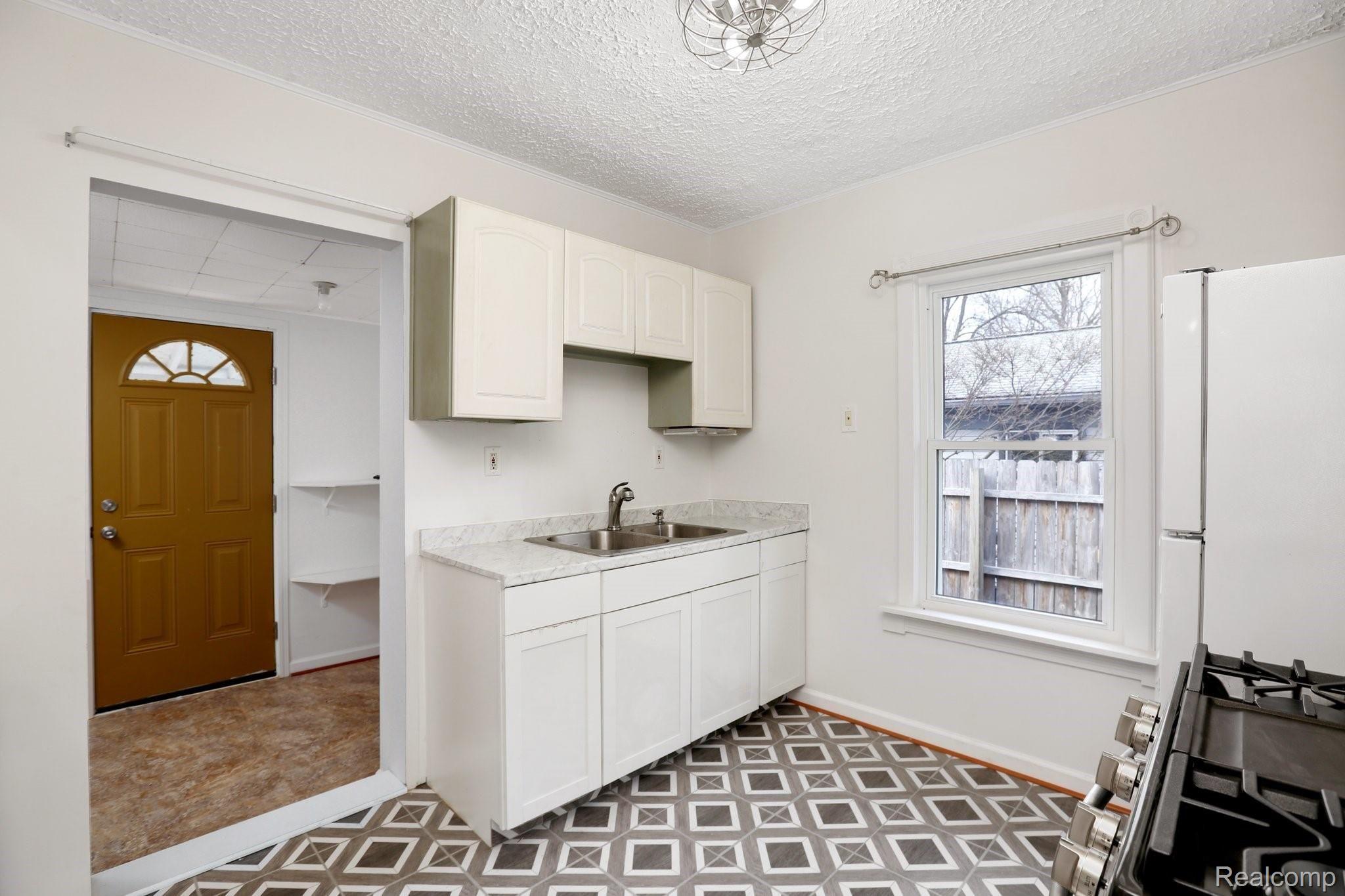 20753 Inkster Road Farmington, MI 48336 - Photo 2 of 25 2- Kitchen 1.jpg