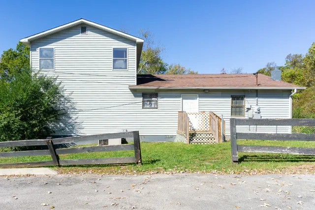 a view of a backyard