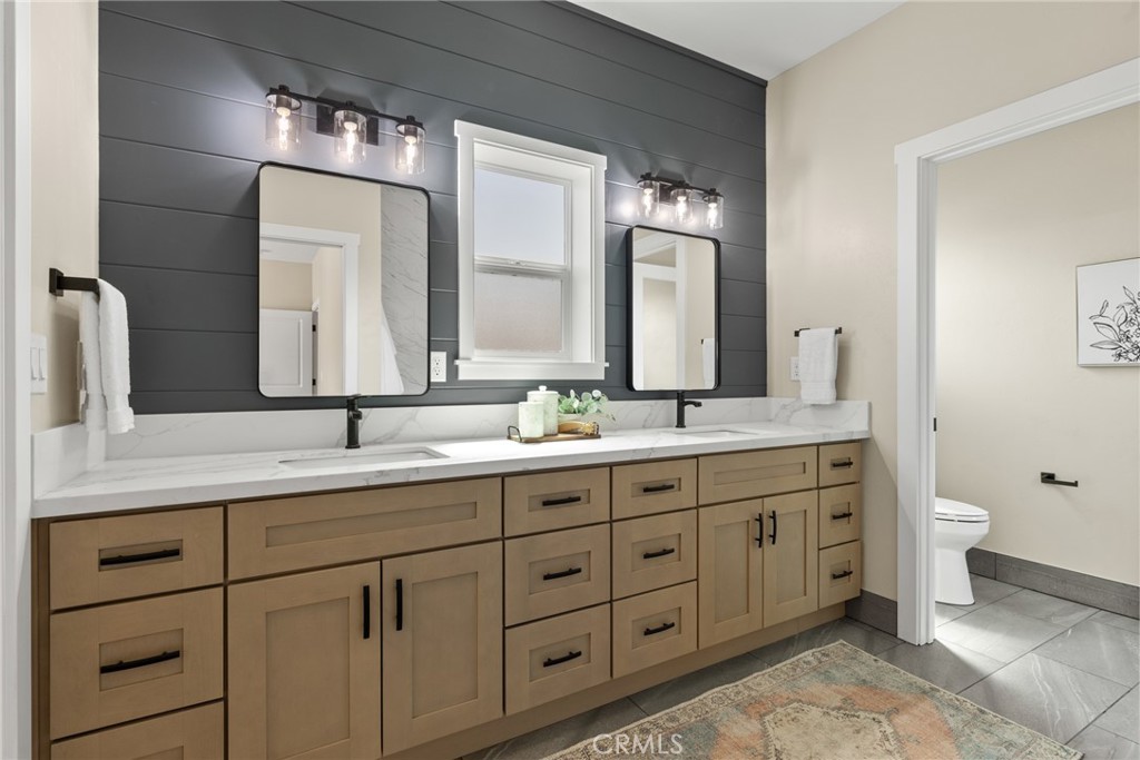 574 Hillcrest Drive Paradise, CA 95969 - Photo 14 of 26 a bathroom with double sink and a mirror