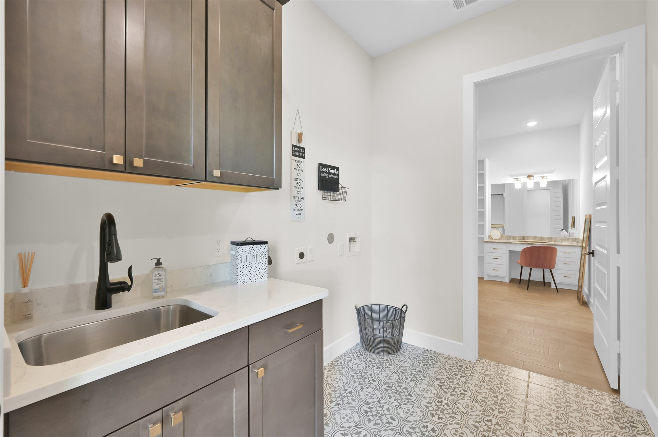 8557 Butler Rnch Court Plantersville, TX 77363 - Photo 27 of 39 utility / laundry with access to primary closet