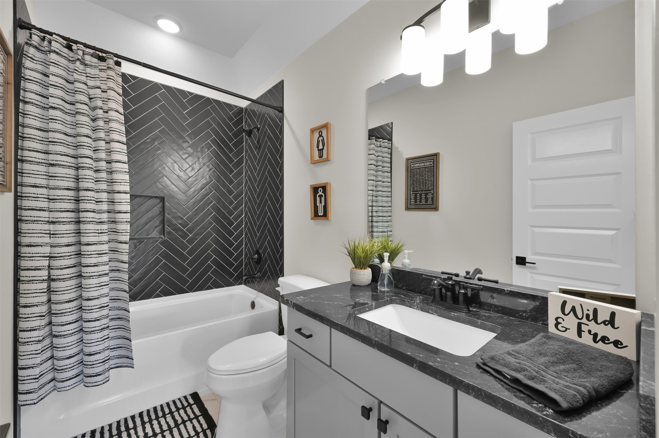 8557 Butler Rnch Court Plantersville, TX 77363 - Photo 35 of 39 full bath upstairs off bonus room