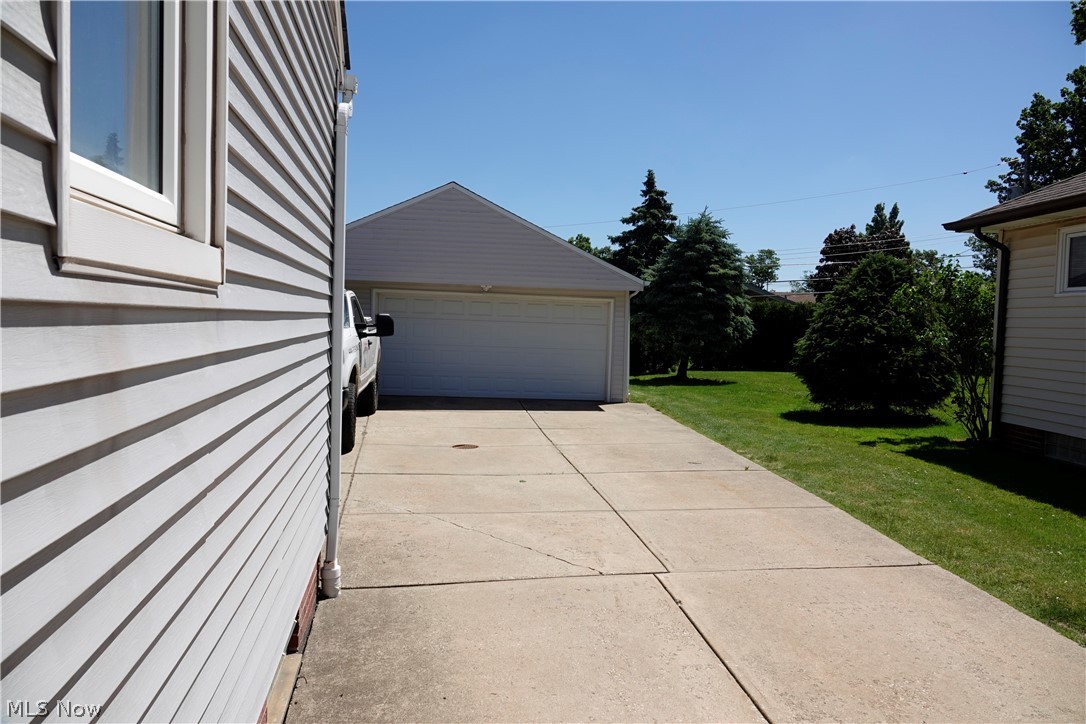 1713 Chelmsford Road Cleveland, OH 44124 - Photo 3 of 31 Gallery Image 3