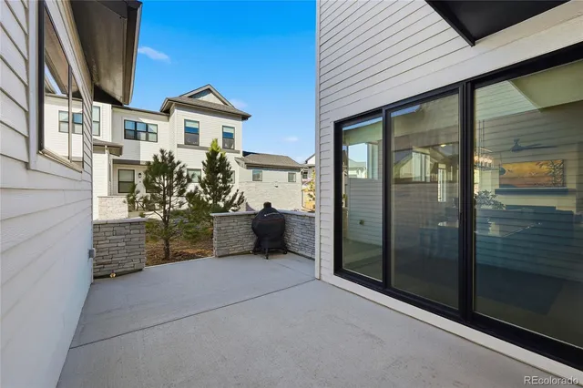 a view of entryway of a house