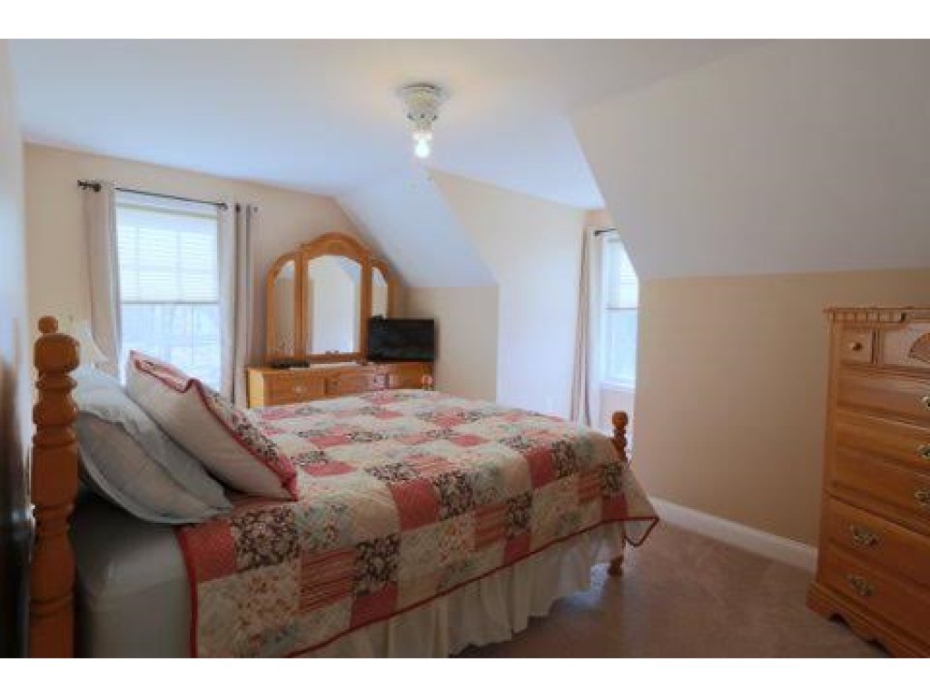 162 Mammoth Road Londonderry, NH 03053 - Photo 8 of 9