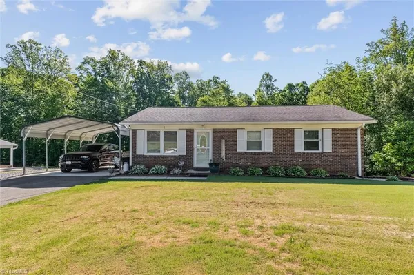 $258,900 | 224 Delaware Avenue, Mount Airy, NC 27030