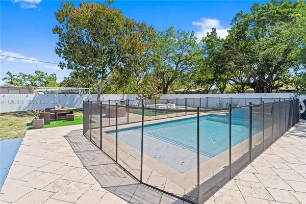 a view of a backyard