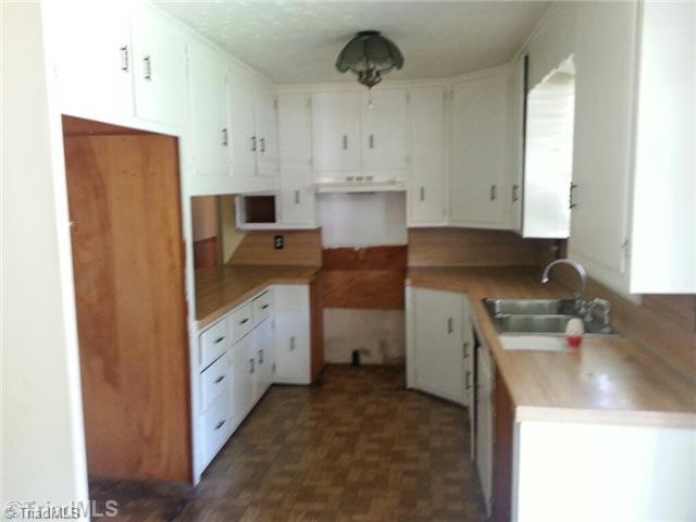 374 Longview Road Lexington, NC 27292 - Photo 3 of 9 Kitchen.