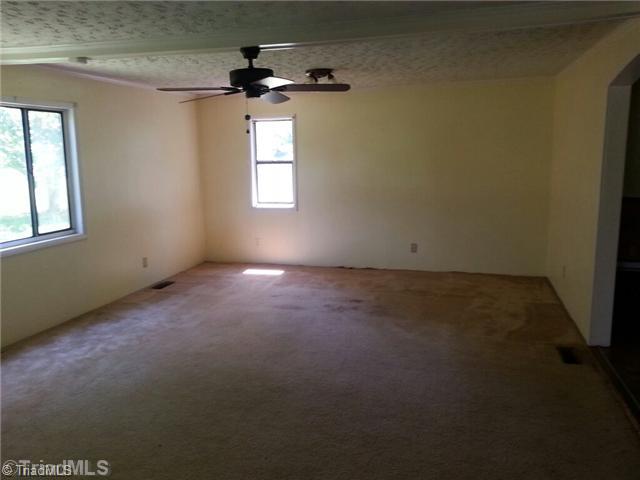 374 Longview Road Lexington, NC 27292 - Photo 4 of 9 Living Room.