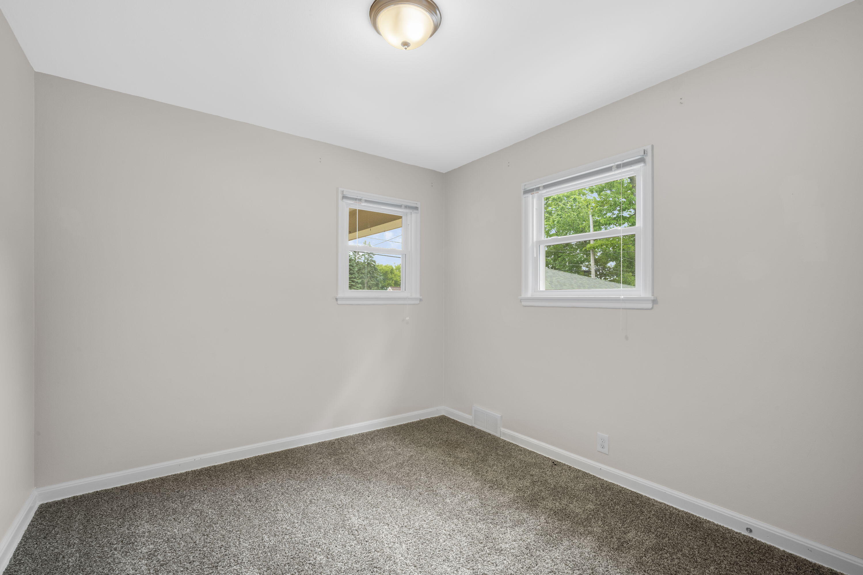 1260 South Edwards Street Brookfield, WI 53005 - Photo 14 of 26 15_imgDSC09112