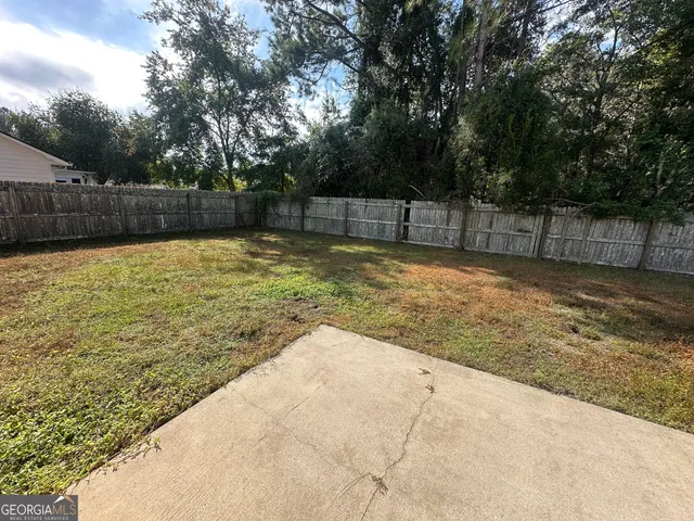 a view of a backyard
