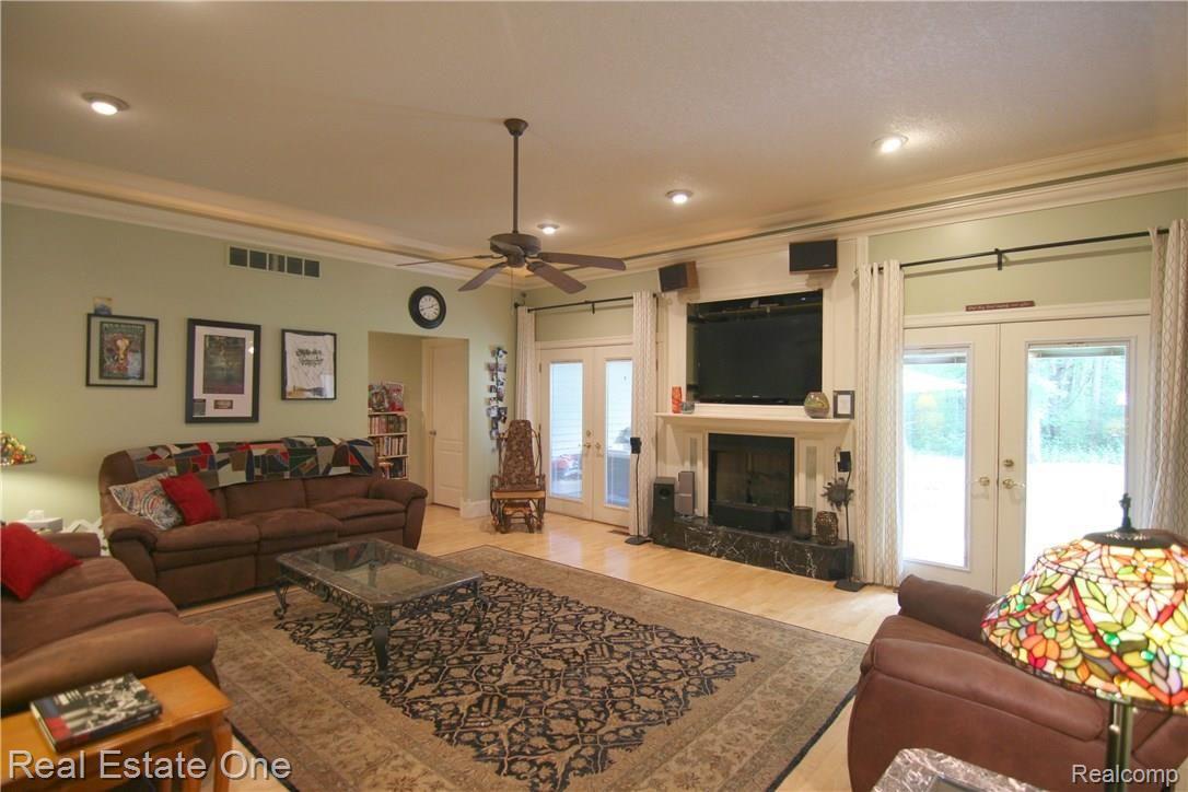29223 Crawford Road Romulus, MI 48174 - Photo 12 of 36 jCrawford Rd Great Room.jpg