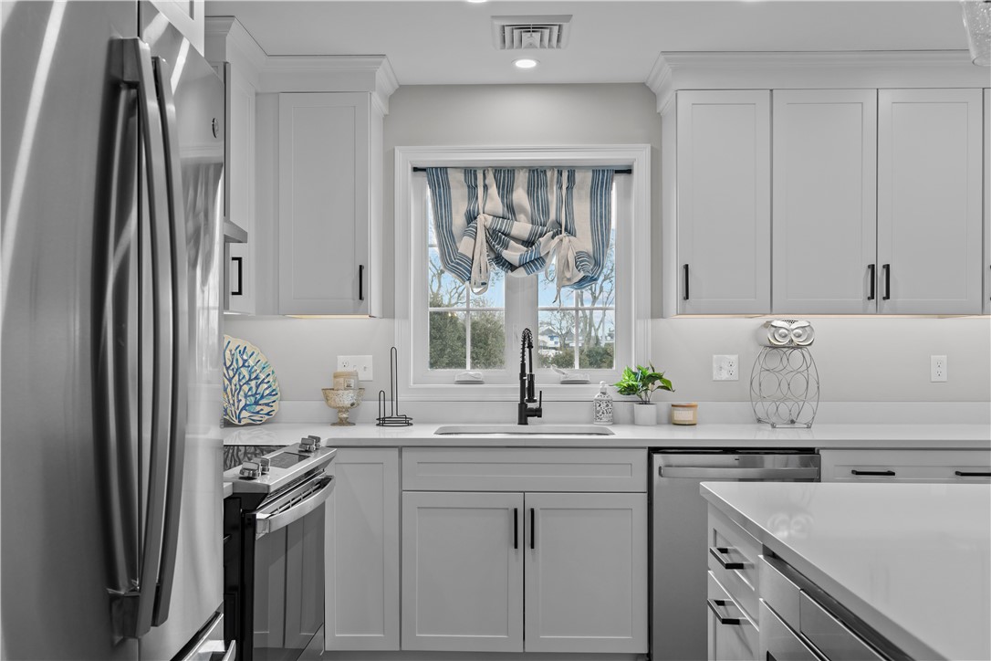 19 Hillside Road Portsmouth, RI 02871 - Photo 3 of 49