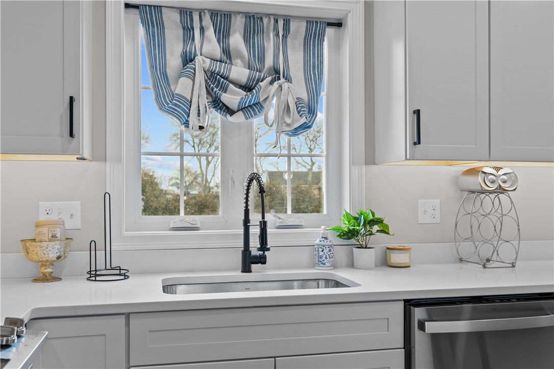 19 Hillside Road Portsmouth, RI 02871 - Photo 4 of 49