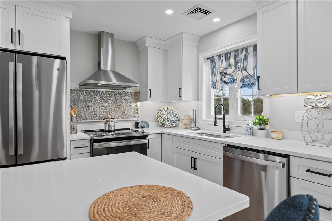 19 Hillside Road Portsmouth, RI 02871 - Photo 7 of 49