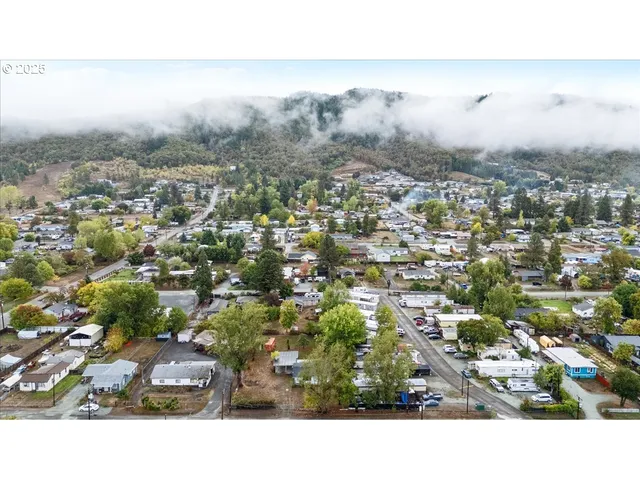 $239,500 | 1048 Seeley Street, Myrtle Creek, OR 97457
